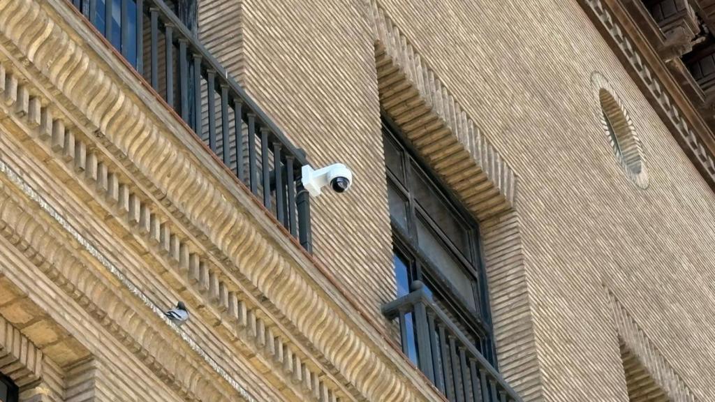 Una de las cámaras de las de conteo de aforo situada en el lateral del Ayuntamiento de Zaragoza
