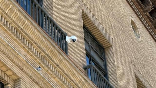Una de las cámaras de las de conteo de aforo situada en el lateral del Ayuntamiento de Zaragoza