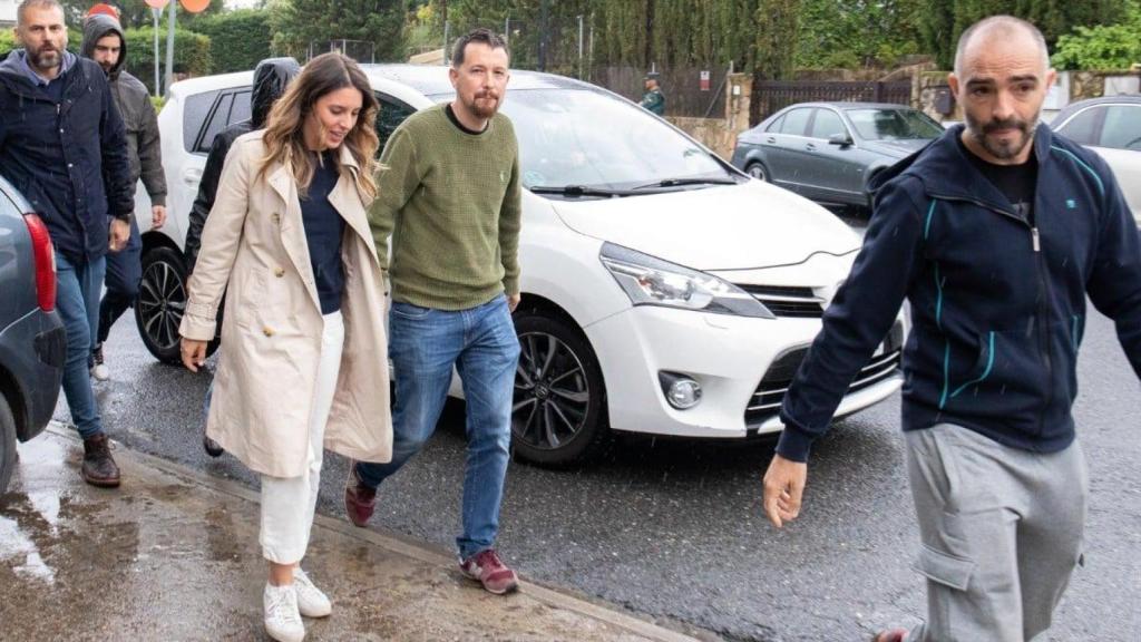Irene Montero y Pablo Iglesias, en una imagen de archivo. Delante de ellos, franqueándoles el paso, Erlantz Ibarrondo.