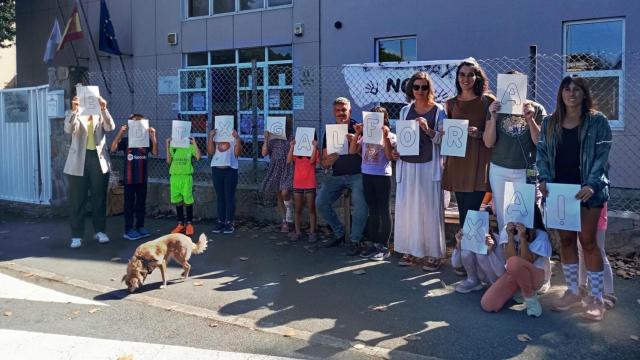 Concentración este lunes delante del colegio CEIP Ramón María del Valle Inclán de Oleiros.
