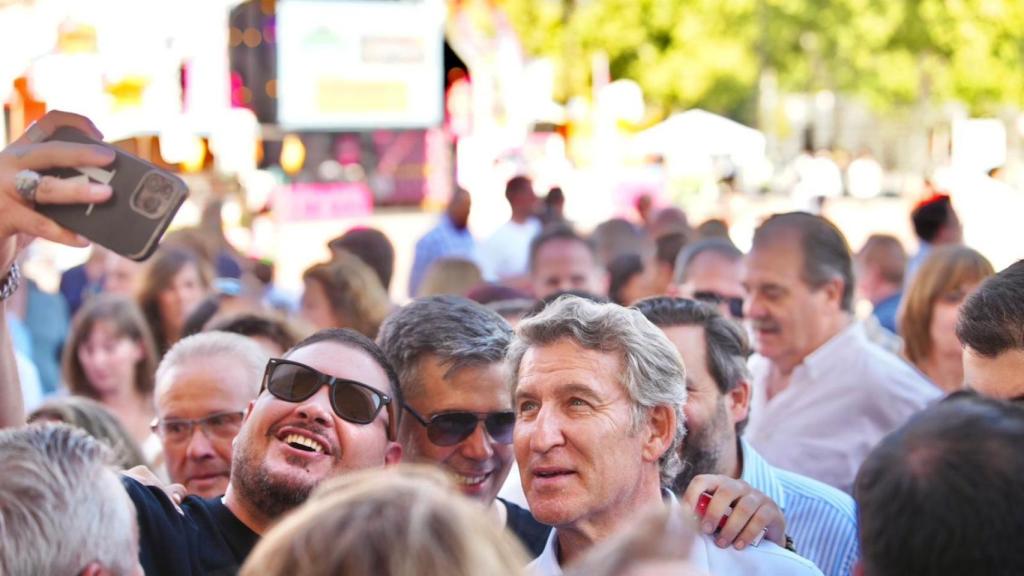 Feijóo haciéndose un selfie durante su visita a la Feria de Albacete.