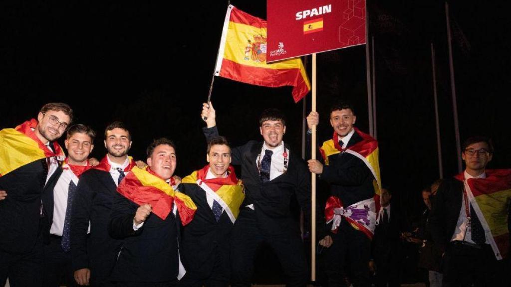 Álex Caro y otros jóvenes de la delegación española.