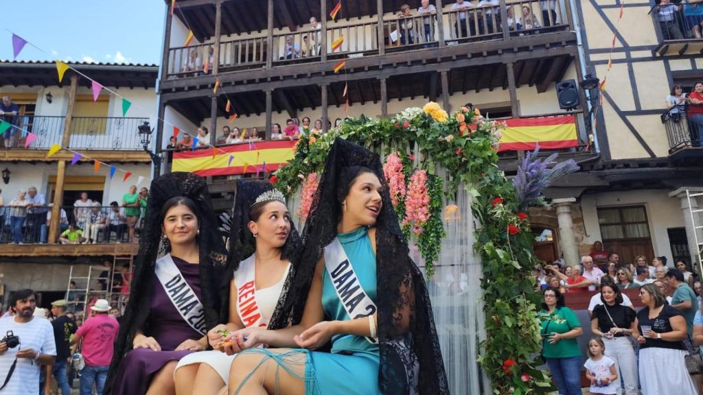 La reina y las damas en las fiestas 2025 de San Esteban de la Sierra.