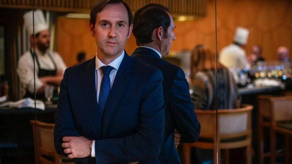 El sumiller Valerio Carrera, al frente de la carta de vinos de A'Barra