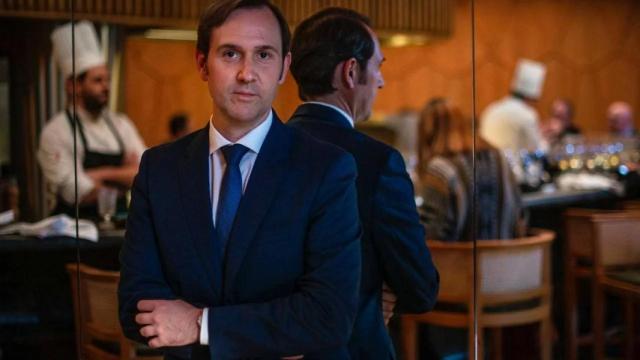 El sumiller Valerio Carrera, al frente de la carta de vinos de A'Barra