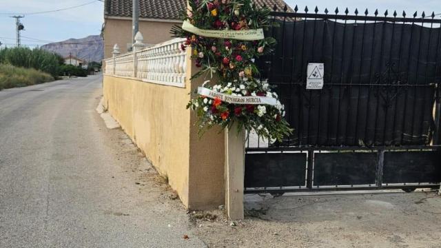 Flores en recuerdo de Antonio Morales en el poste donde chocó.