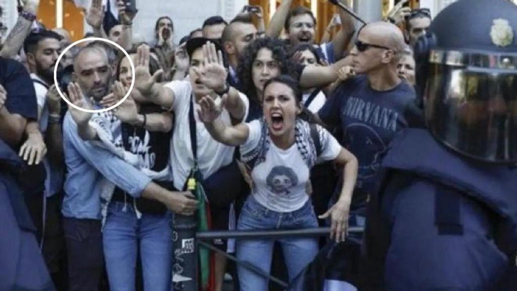 Belarra, a la izquierda, es sujetada por Erlantz Ibarrondo, abogado de Bukaneros.