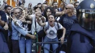 Belarra, a la izquierda, es sujetada por Erlantz Ibarrondo, abogado de Bukaneros.