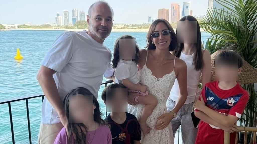 Andrés Iniesta y Anna Ortiz junto a sus cinco hijos en una imagen de redes sociales.