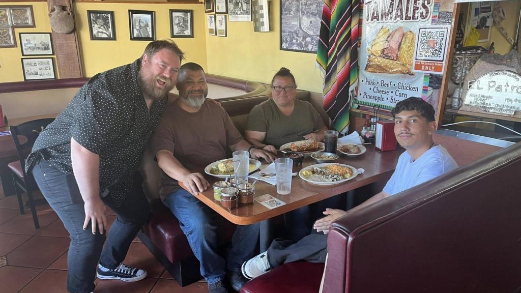 Miembros del club de vecinos que se reúnen para salvar restaurantes locales afectados por los incendios en California.