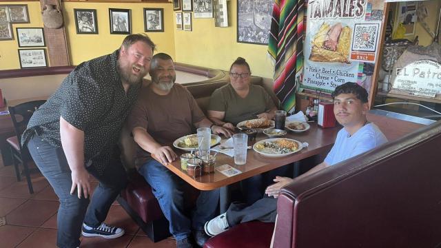 Miembros del club de vecinos que se reúnen para salvar restaurantes locales afectados por los incendios en California.