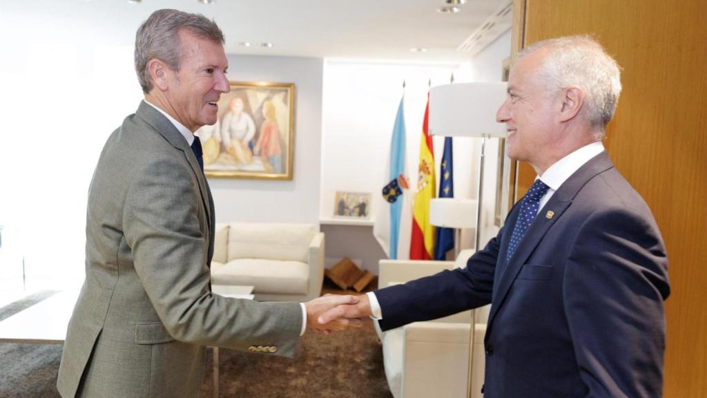 El presidente gallego, Alfonso Rueda, y el presidente de la Fundación eAtlantic, el exlehendakari Íñigo Urkullu.