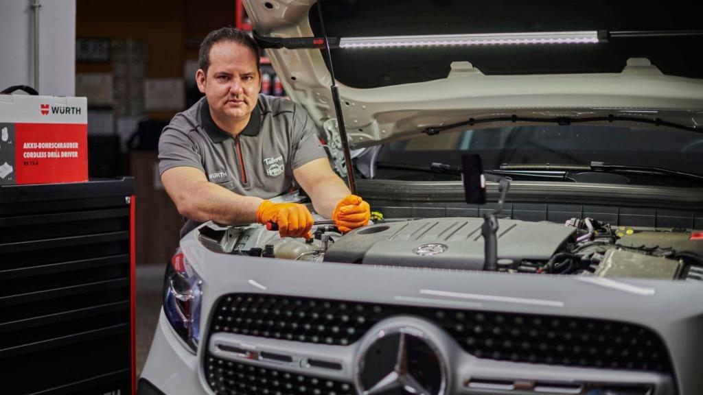 Kike, mecánico de Talleres Piba en Daimiel (Ciudad Real).