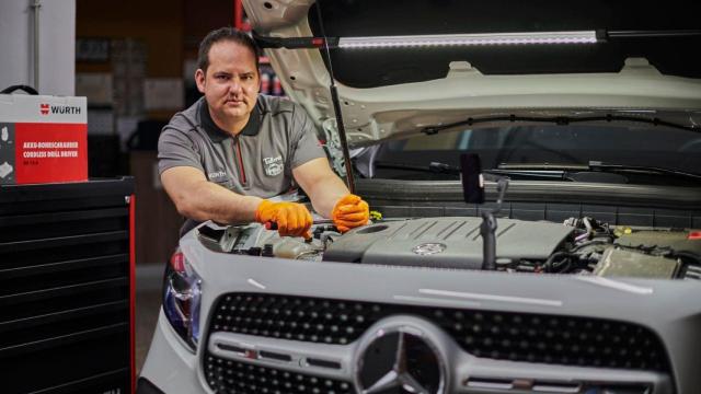 Kike, mecánico de Talleres Piba en Daimiel (Ciudad Real).