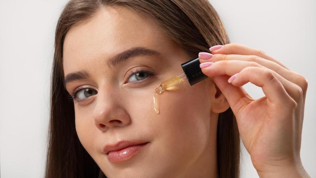 Mujer joven usando un sérum.