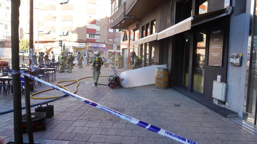 Bomberos en el gastrobar 'Chico Loco' de Valladolid tratando de ventilar el local tras el incendio