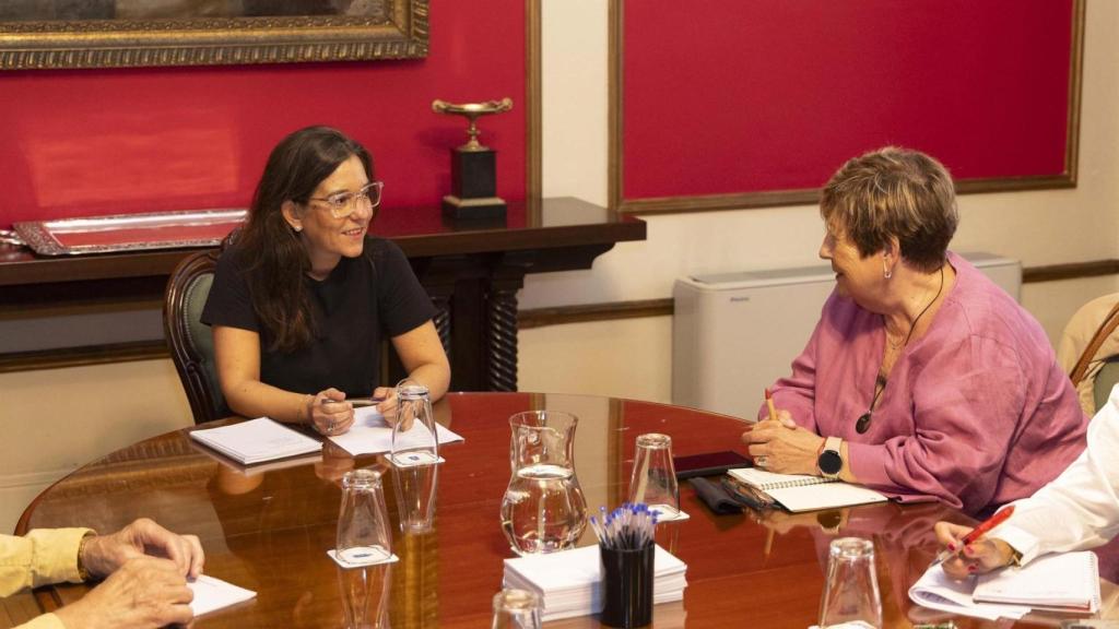 La alcaldesa de A Coruña, Inés Rey, mantiene una reunión con representantes de entidades vecinales