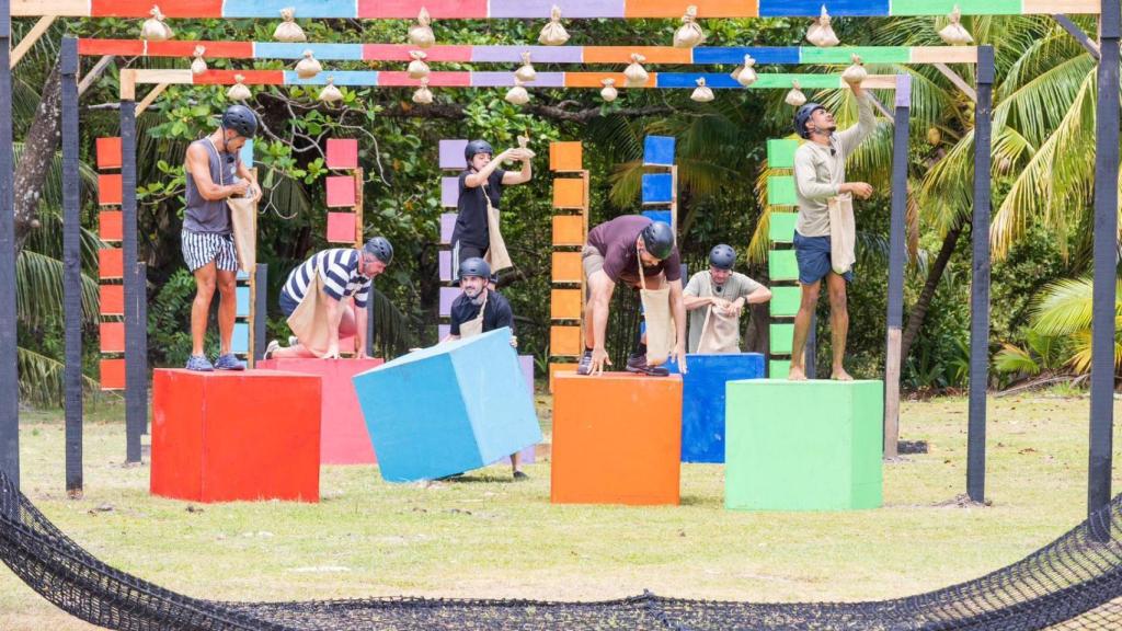BLUPER prueba el juego de los cubos de colores de 'Supervivientes: All Stars'.