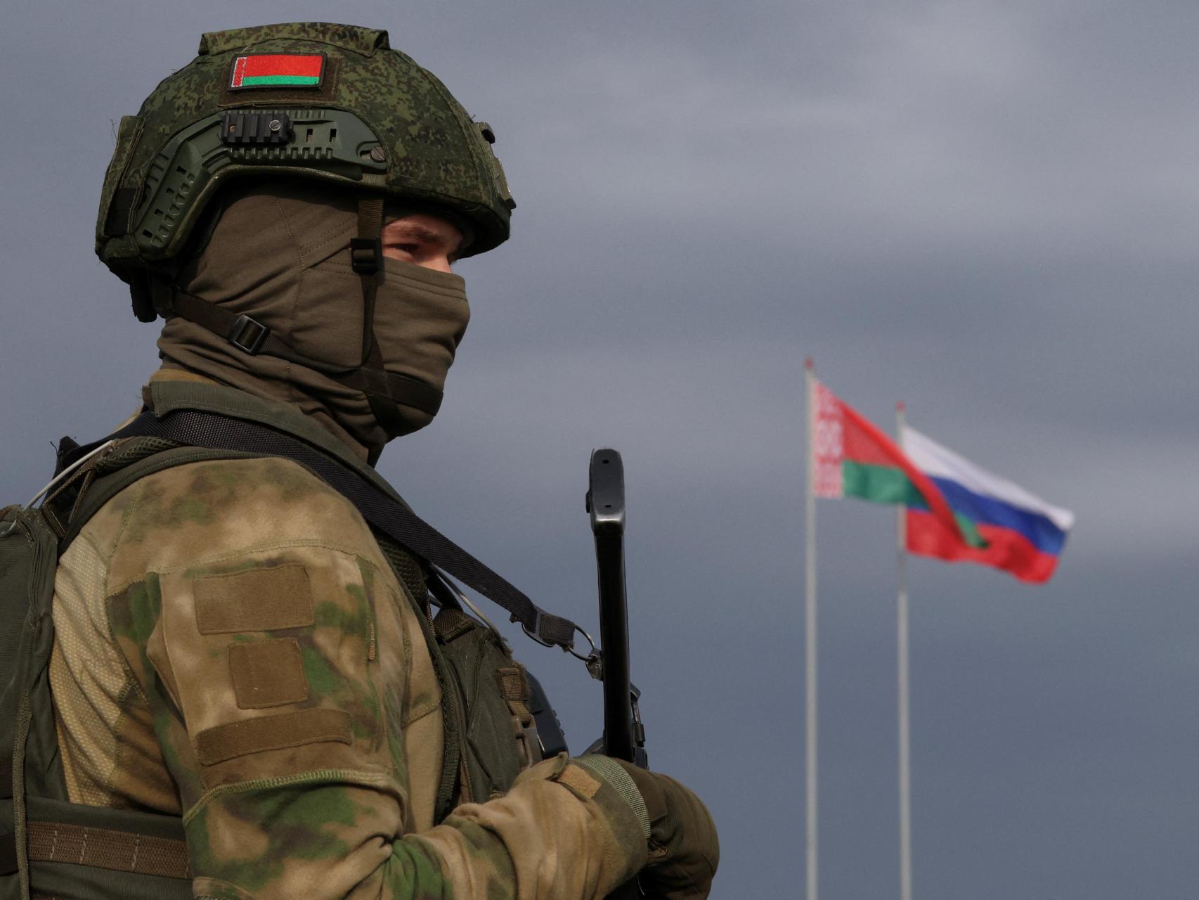 Un miembro del Ejército bielorruso monta guardia en un campo de entrenamiento durante las maniobras militares conjuntas Rusia-Bielorrusia Zapad-2025, cerca de Borisov.