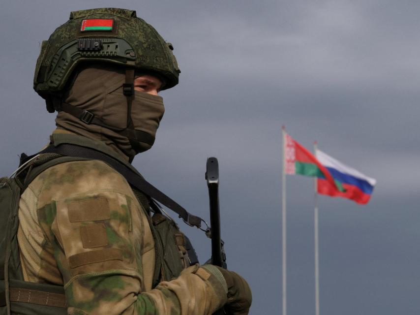 Un miembro del Ejército bielorruso monta guardia en un campo de entrenamiento durante las maniobras militares conjuntas Rusia-Bielorrusia Zapad-2025, cerca de Borisov.