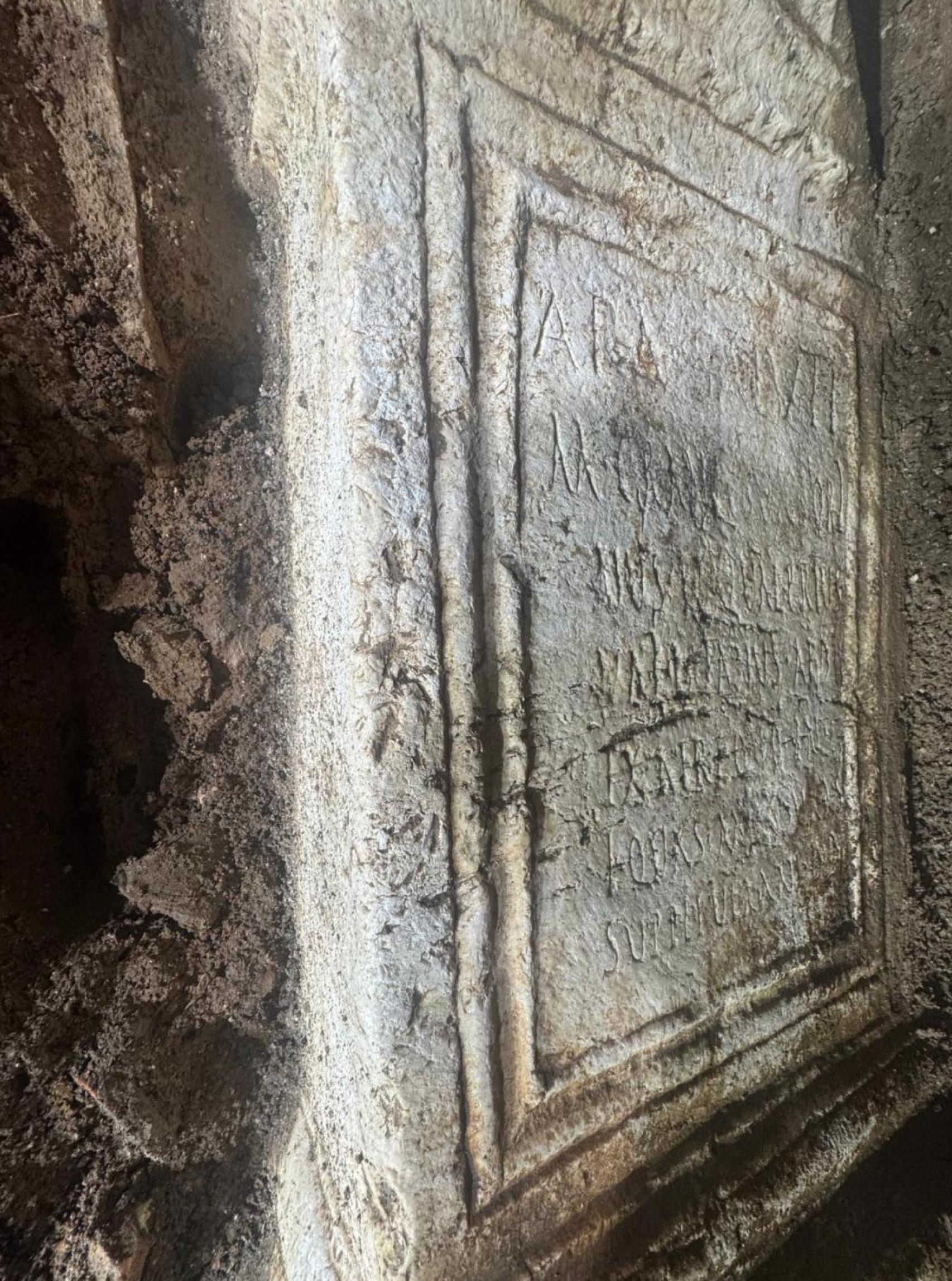 Otra imagen del ara del altar encontrado.