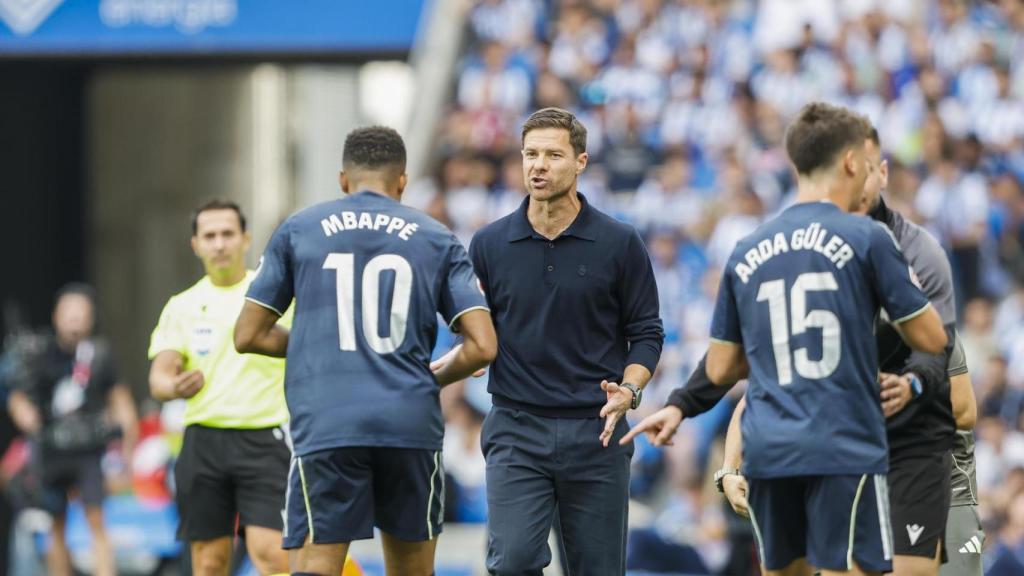 Xabi Alonso habla con Mbappé durante el partido contra la Real Sociedad