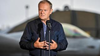 Donald Tusk en una rueda de prensa en la Base Táctica Aérea de Lask.