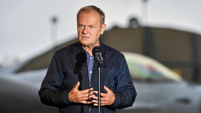 Donald Tusk en una rueda de prensa en la Base Táctica Aérea de Lask tras el derribo de drones rusos.