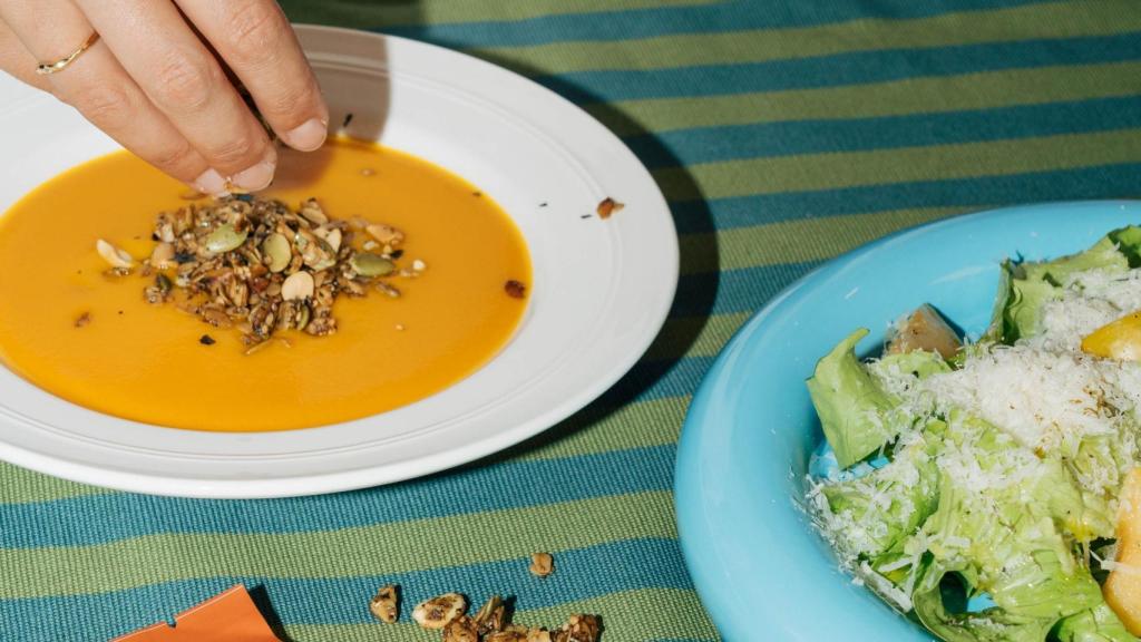 Una crema de calabaza tuneada por Vero Gómez y su nueva granola.