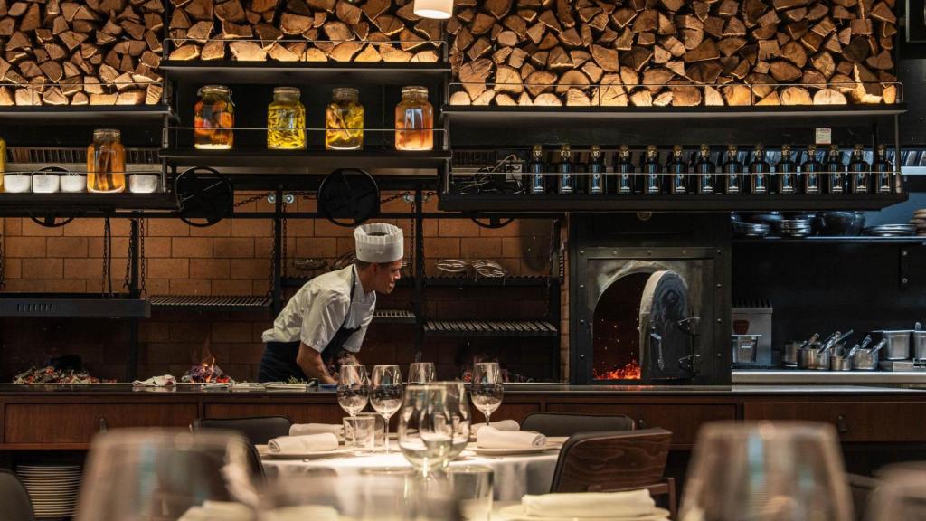 La sala de Molino de Pez y su parrilla de al fondo.