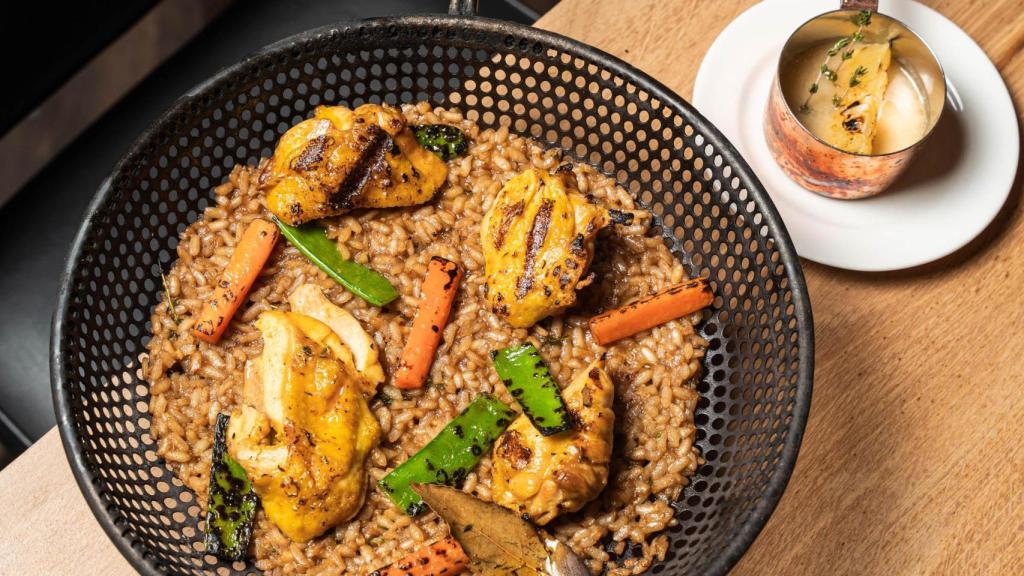 Los arroces que se terminan en la brasa son también un sello de la casa.