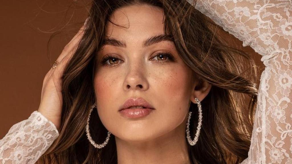 Primer planto de una mujer camillada.