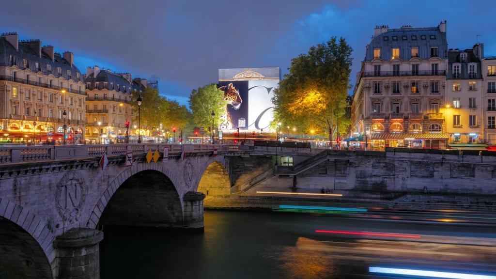 Cartier conquista la Plaza Saint-Michel.