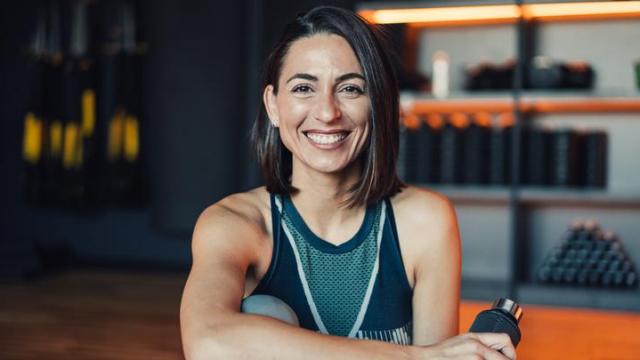 Mujer de mediana edad tras el entrenamiento.