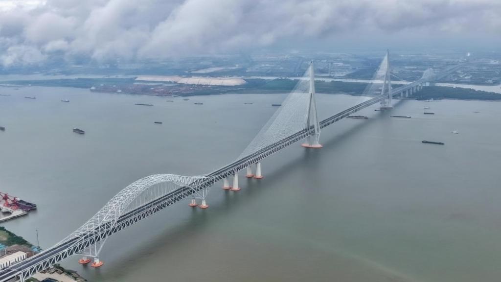 Vista aérea del puente Changtai cruzando el Yangtsé