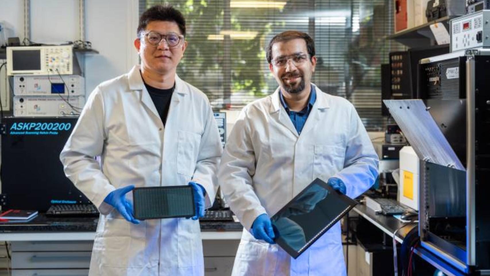 Los investigadores sujetando la nueva célula solar.