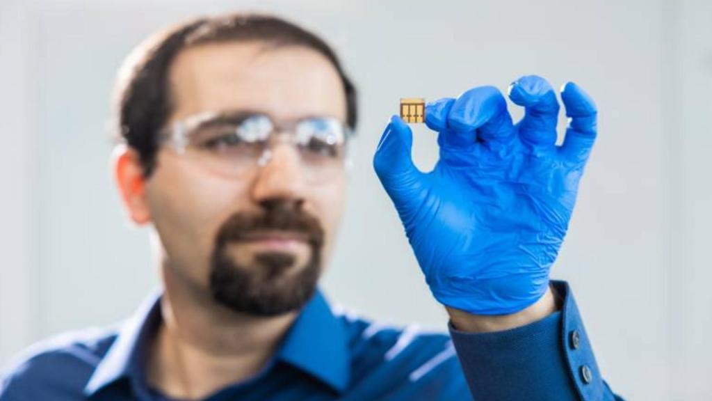 Un investigador sujetando una parte de la célula solar.