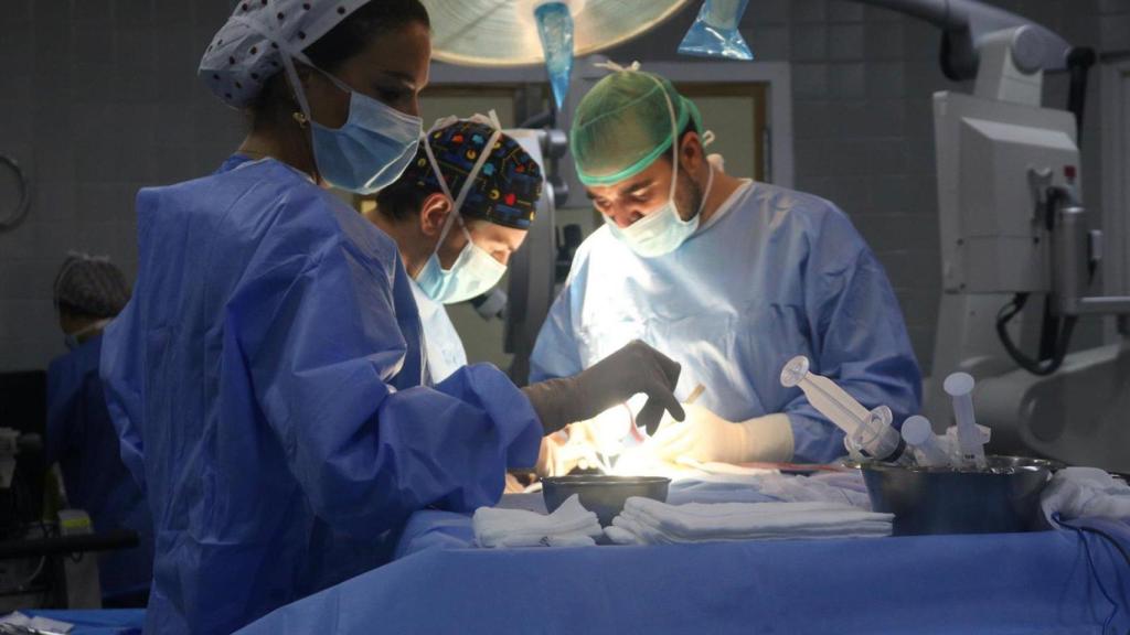 Una intervención quirúrgica en el Hospital Virgen del Rocío como imagen de recurso.