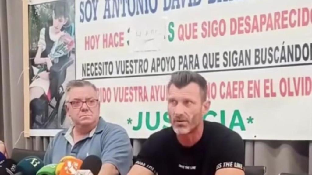 Antonio, el padre de Antonio David, en la rueda de prensa que ofreció con motivo del cuarto aniversario de la desaparición de su hijo, acompañado de su amigo Luis, portavoz de la familia.