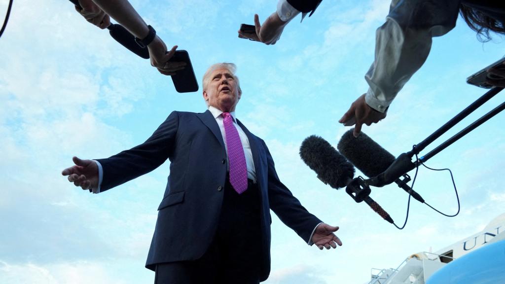 El presidente de EEUU, Donald Trump, atiende a la prensa el pasado 14 de septiembre antes de volar a Washington en el Air Force One.