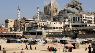 Un edificio de Ciudad de Gaza se derrumba tras un ataque israelí.