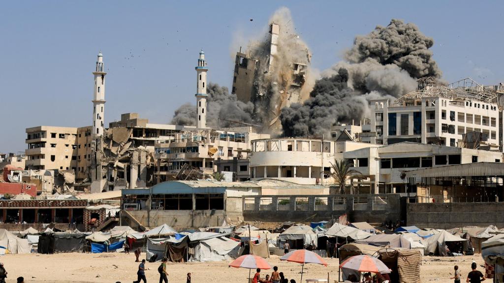 Un edificio de Ciudad de Gaza se derrumba tras un ataque israelí.