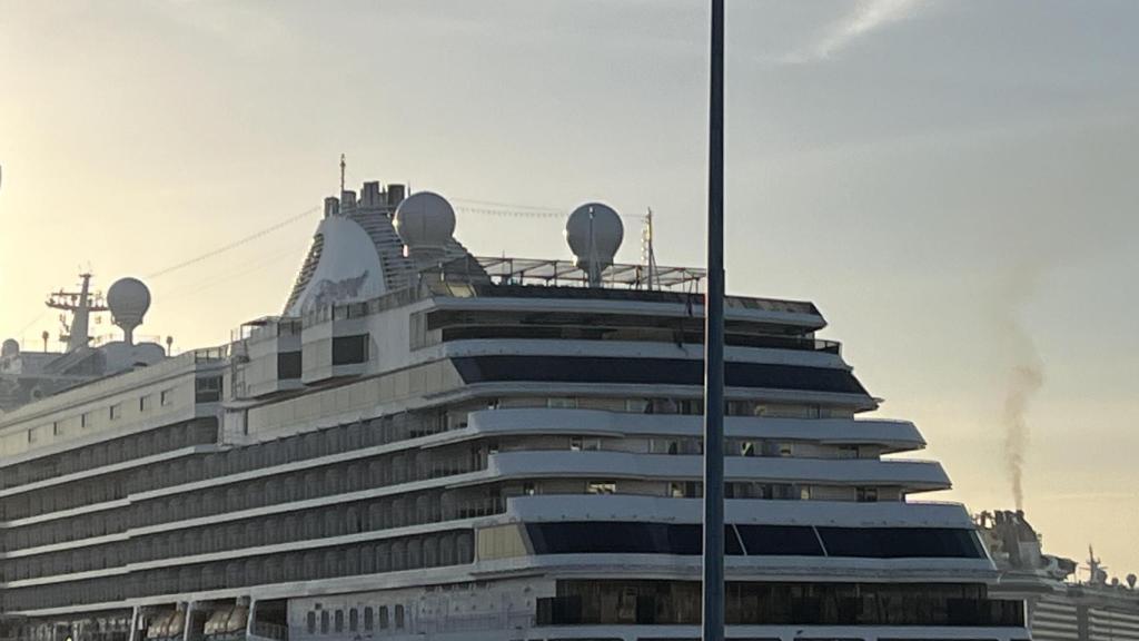 El crucero, esta mañana en el puerto de A Coruña.