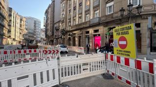 La calle Lepanto abre un carril al tráfico.