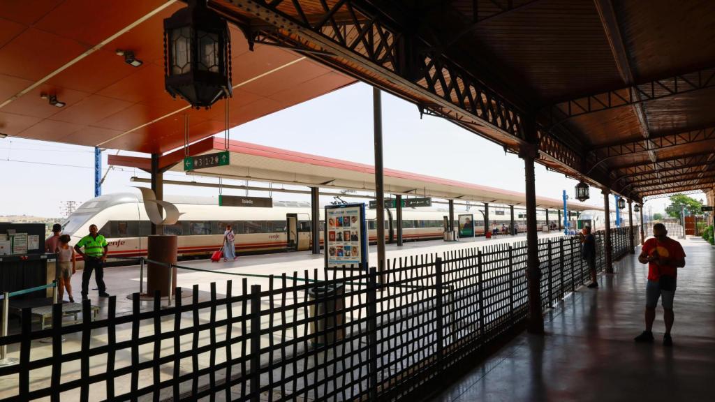 Un tren Avant detenido en la estación de Toledo.