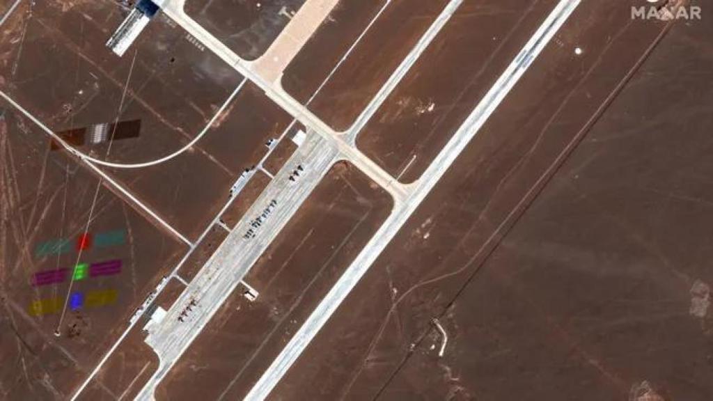Foto de un Starlink (parte izquierda) sobre la Base Aérea de China