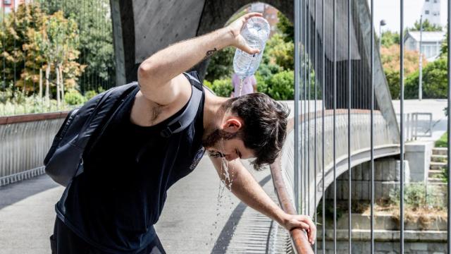 Un joven se refresca en Madrid Río en plena ola de calor de agosto de 2025. Ricardo Rubio / Europa Press