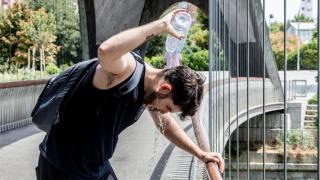 Un joven se refresca en Madrid Río en plena ola de calor de agosto de 2025. Ricardo Rubio / Europa Press