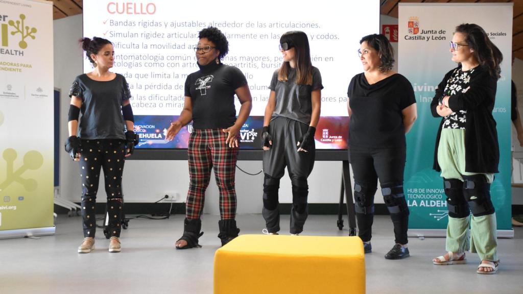 Asistentes al taller con partes de los trajes simuladores de edad