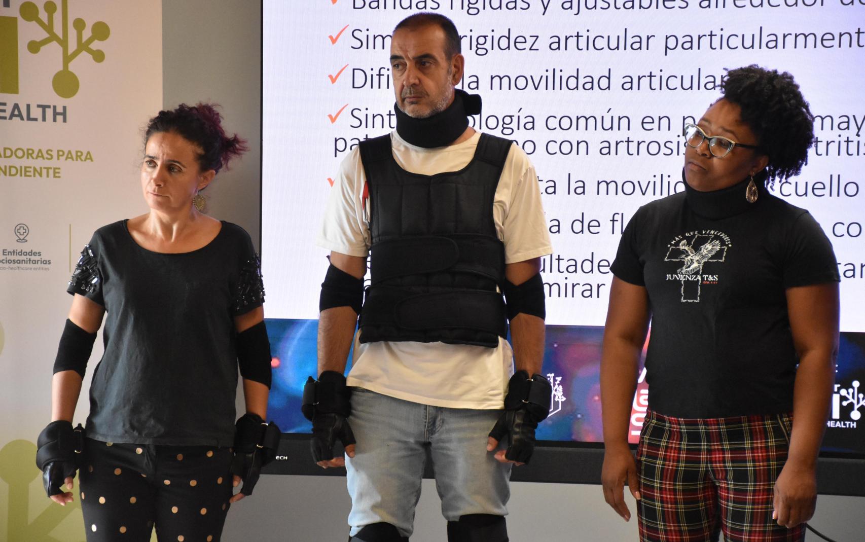 Asistentes al taller con partes de los trajes simuladores de edad